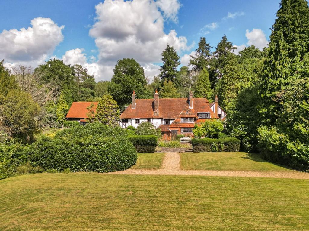 una casa en medio de un campo verde en Ridge Hill Manor en Turners Hill