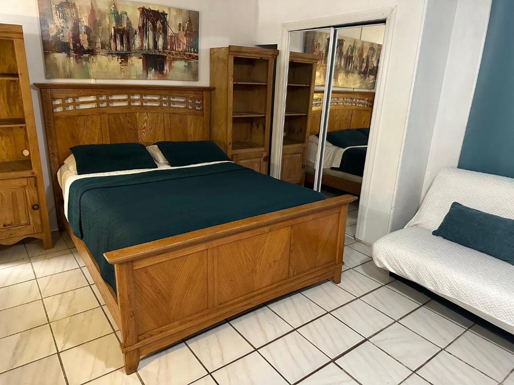 een slaapkamer met een bed en een bank bij COZY QUEEN BED STUDIO NEAR DOLPHIN MALL-FIU in Miami