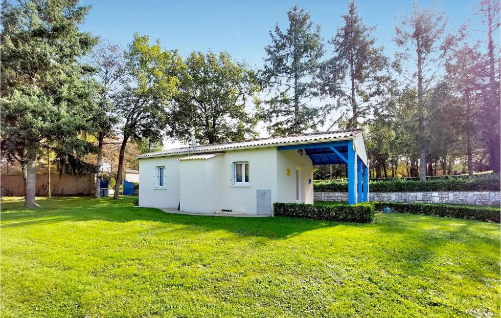 ein kleines weißes Haus auf einem Grasfeld in der Unterkunft Amazing Home In Souvigne With Kitchen in Souvigné