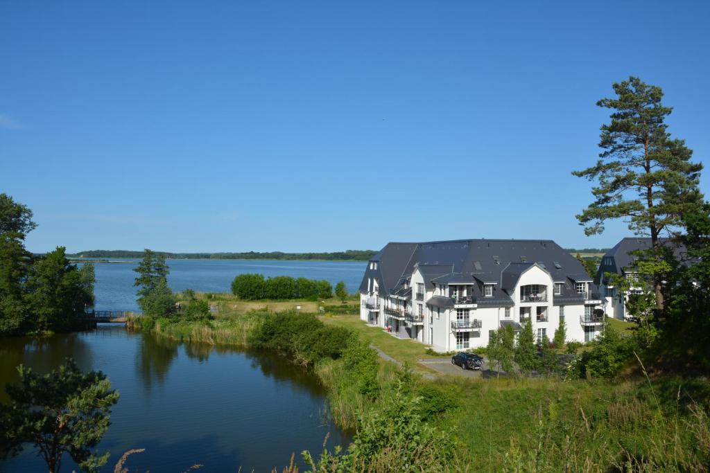 een groot huis aan de kant van een rivier bij Residenz Kümpel in Balm