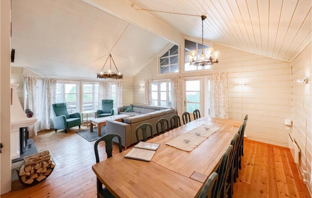 ein Esszimmer mit einem großen Holztisch und Stühlen in der Unterkunft Awesome Home In yer With House A Mountain View in Øyer