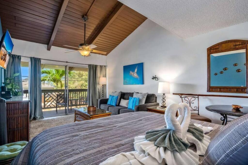 una camera con letto e un soggiorno di Kihei Bay Surf 208- Updated partial oceanview studio across from beach a Kihei