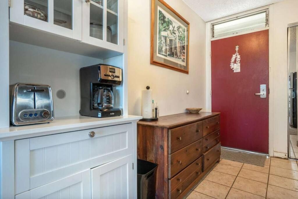 Cucina o angolo cottura di Kihei Bay Surf 208- Updated partial oceanview studio across from beach