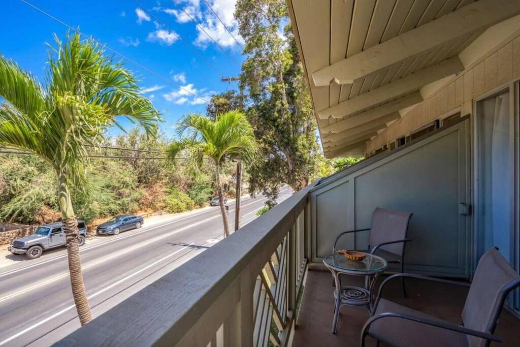Balcone o terrazza di Kihei Bay Surf 208- Updated partial oceanview studio across from beach