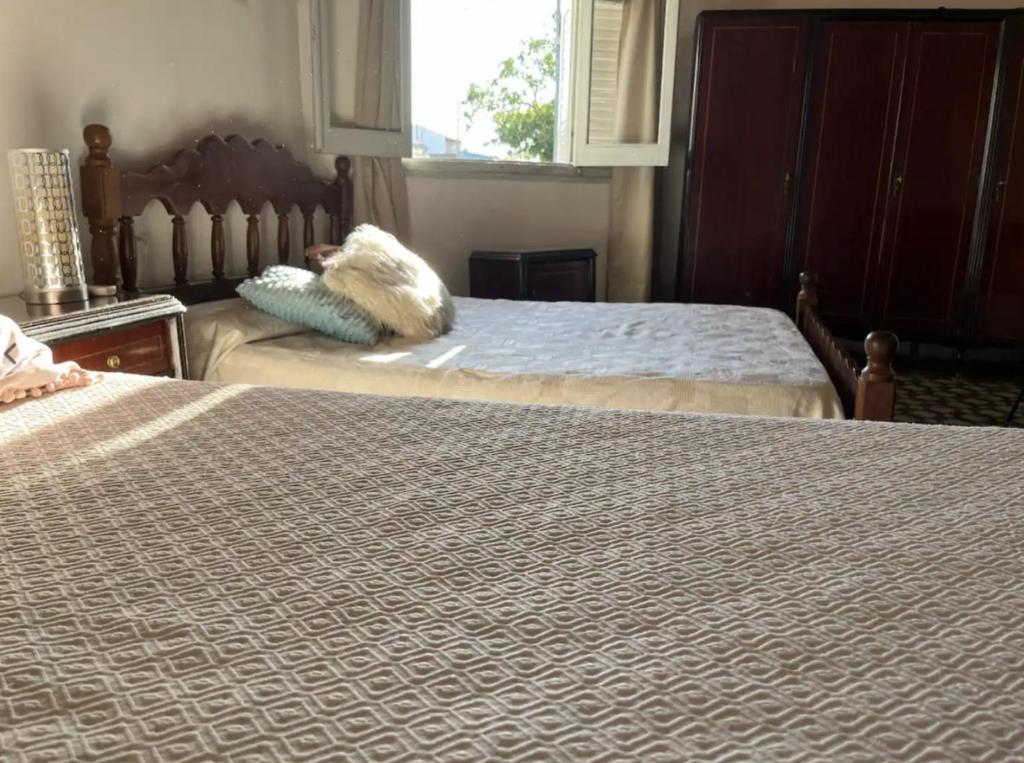 um quarto com 2 camas e uma janela em Amplia y Cómoda casa familiar, muy buena ubicación em Villaguay