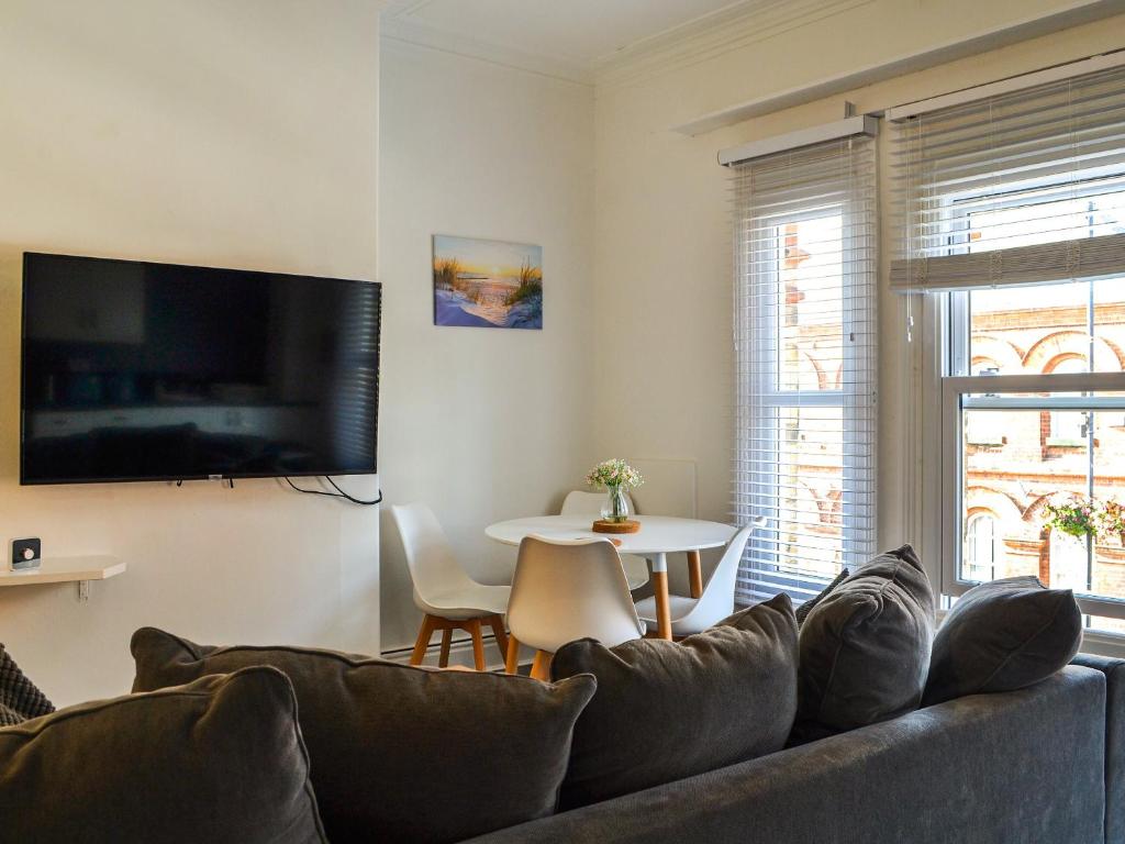 uma sala de estar com um sofá e uma mesa em Whittles Apartment em Hornsea