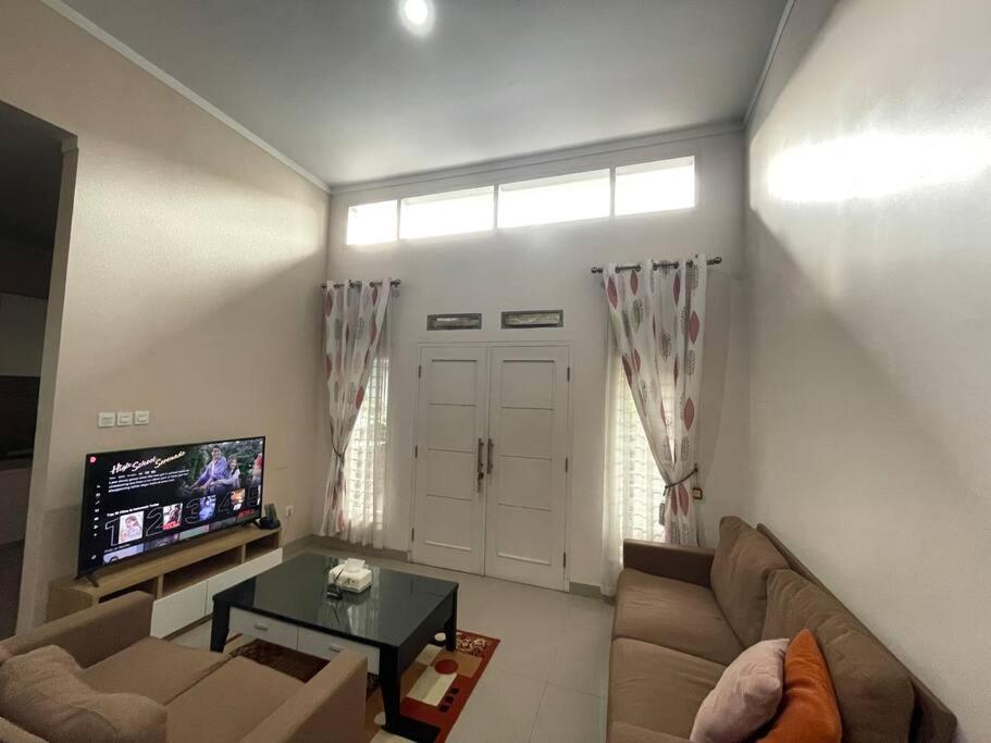 Posezení v ubytování SYARIAH - Beautiful 3BR Home - 8 min from Centre by Sakura