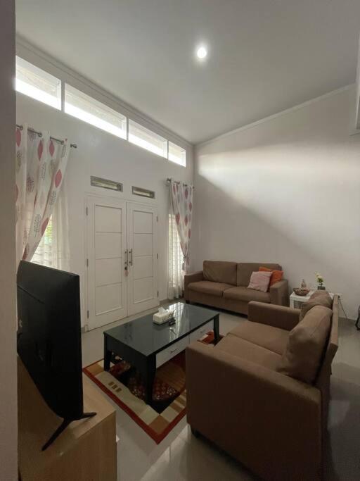 Posezení v ubytování SYARIAH - Beautiful 3BR Home - 8 min from Centre by Sakura
