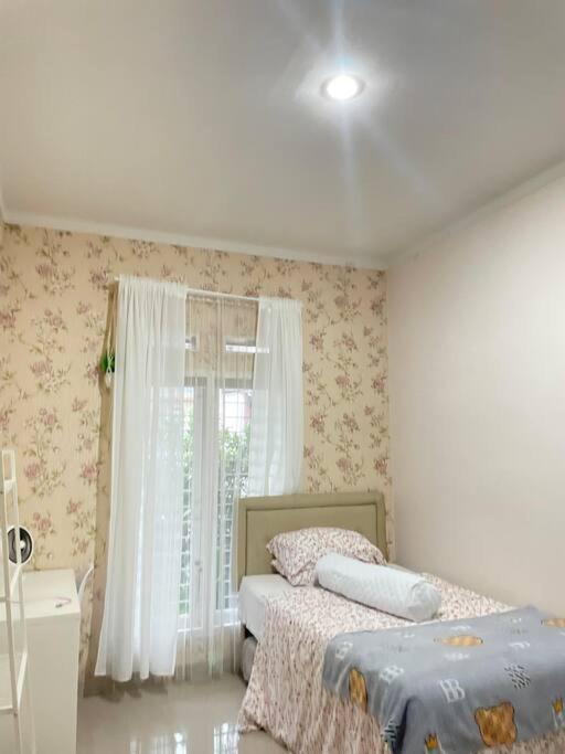 Postel nebo postele na pokoji v ubytování SYARIAH - Beautiful 3BR Home - 8 min from Centre by Sakura