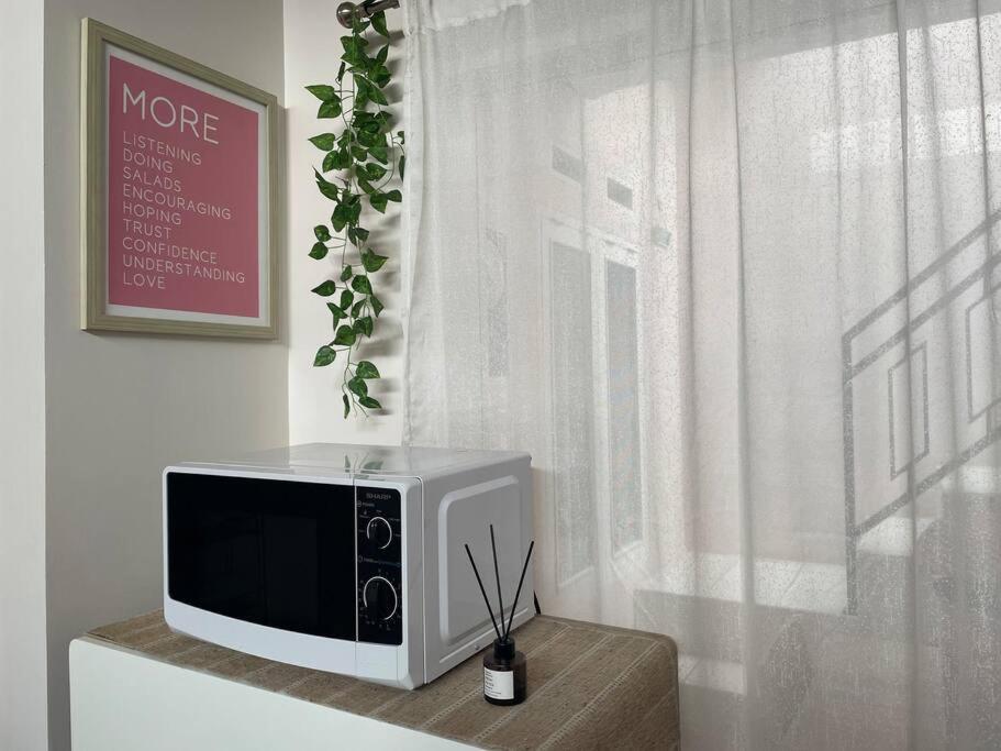 TV a/nebo společenská místnost v ubytování SYARIAH - Beautiful 3BR Home - 8 min from Centre by Sakura