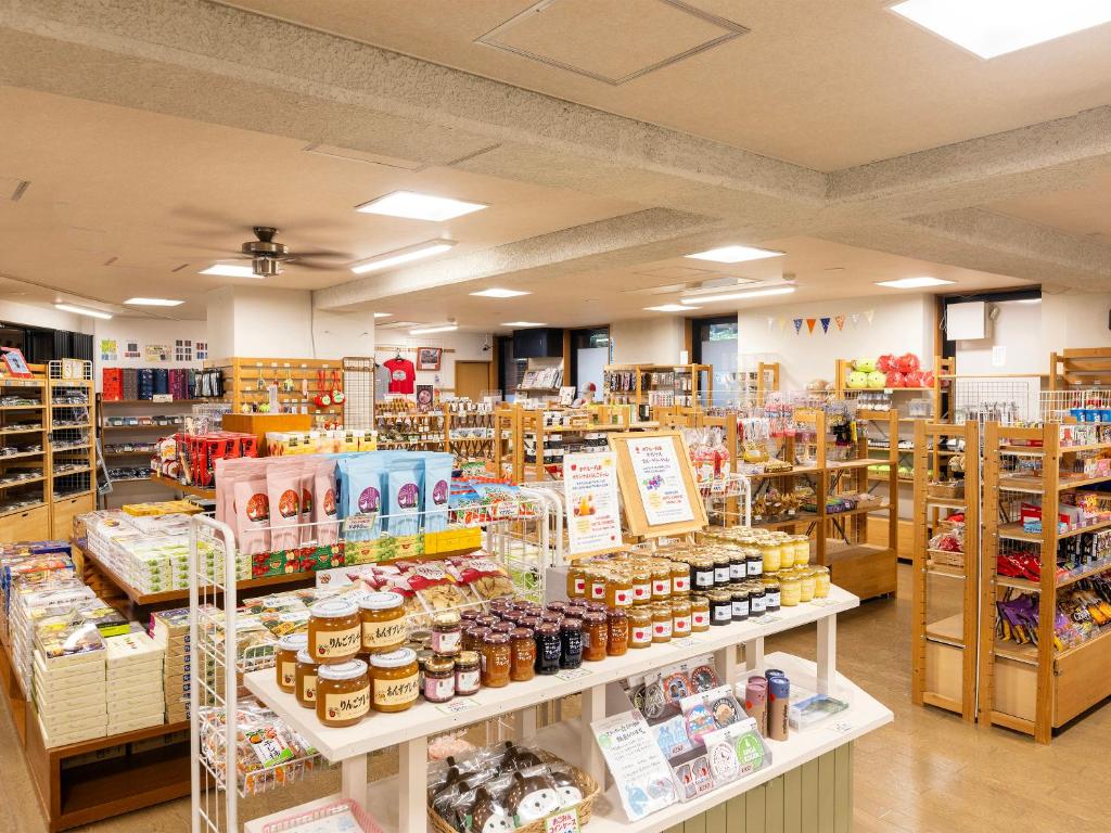 Supermarket nebo jiné obchody v  hotelu nebo okolí