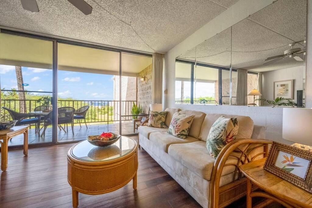 Posezení v ubytování Kihei Alii Kai D207- Ocean view, walk to shops, dining, and Kam I Beach