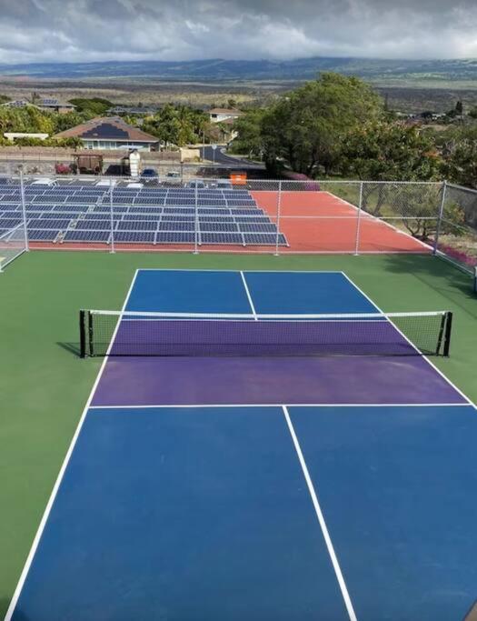 Tenis a/nebo squash v ubytování Kihei Alii Kai D207- Ocean view, walk to shops, dining, and Kam I Beach nebo okolí