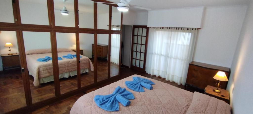 een slaapkamer met 2 bedden en blauwe handdoeken bij deptoparanacentro in Paraná