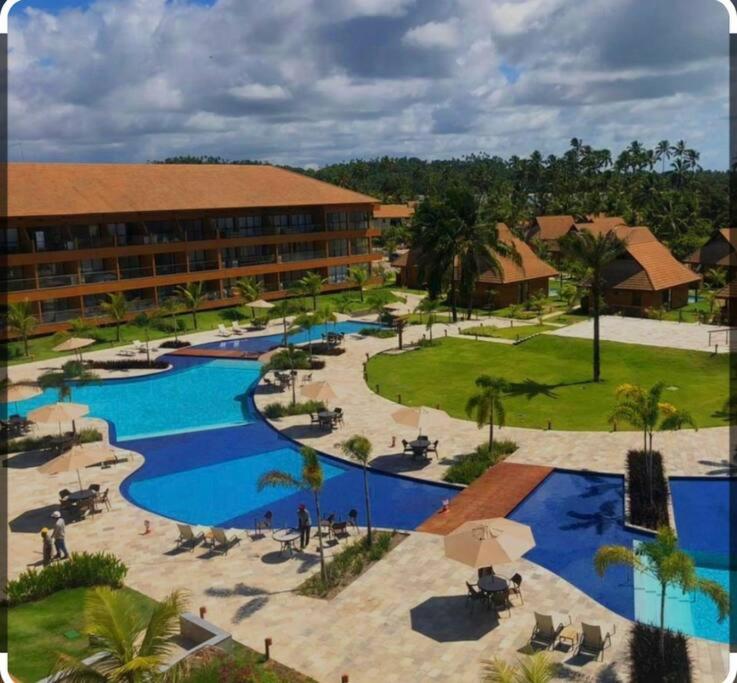 eine Luftansicht eines Resorts mit zwei Pools in der Unterkunft Flat Eco Resort Carneiros in Rio Formoso