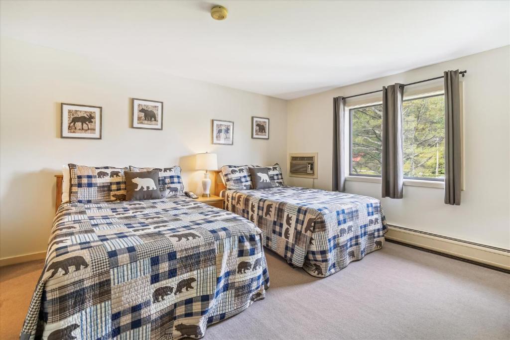 um quarto com 2 camas e uma janela em Cedarbrook Two Double bed Standard Hotel room 219 em Killington
