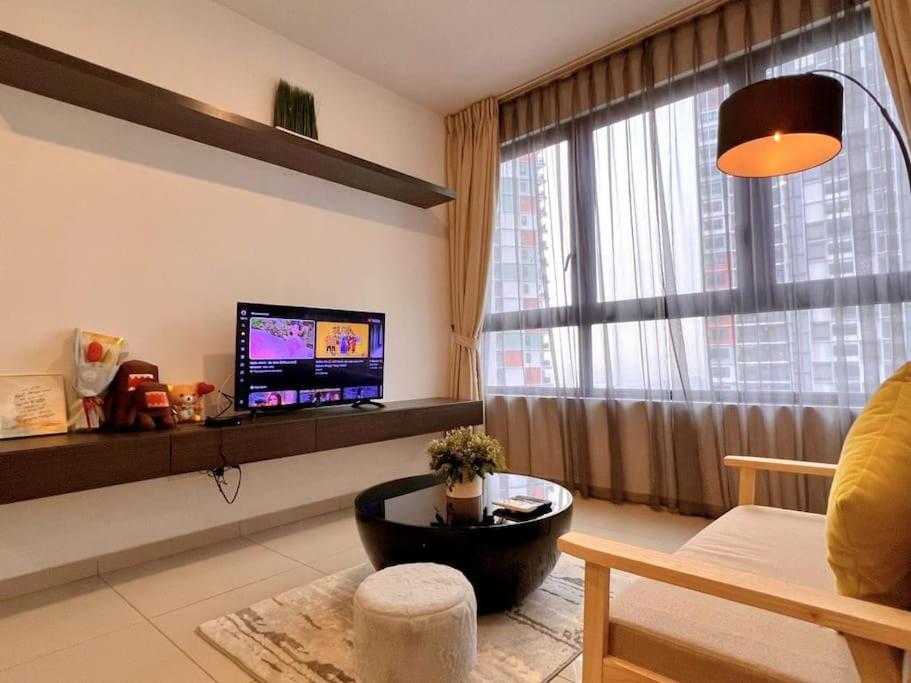 un soggiorno con una grande finestra e una TV di 2BR with Free Parking, Near Central I-City, Theme Park, SOGO & iCCC a Shah Alam