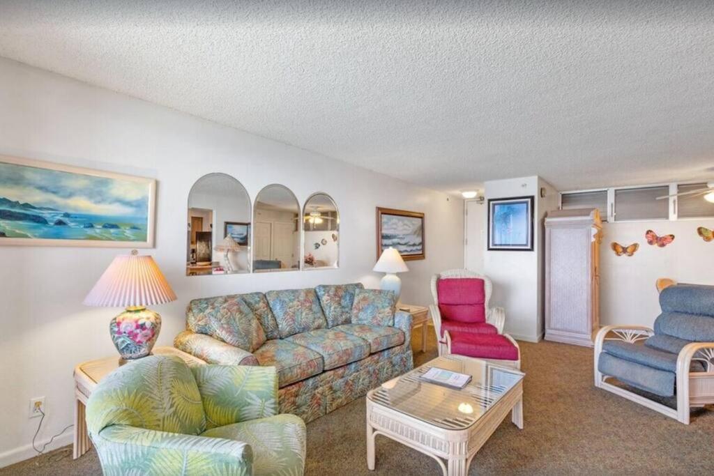 Istumisnurk majutusasutuses Royal Kahana 1009- Oceanfront unobstructed views from the 10th floor