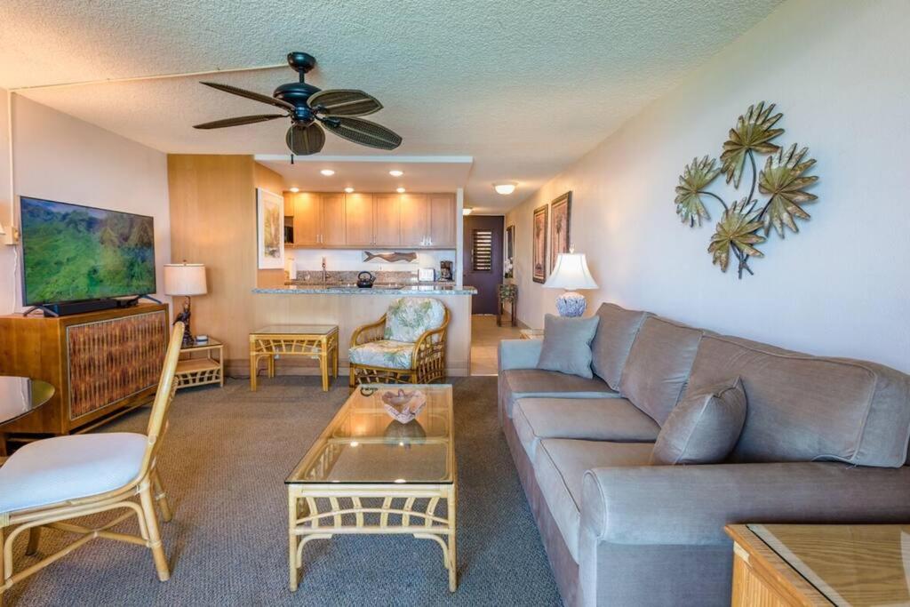 Posezení v ubytování Kaleialoha 413- Remodeled Top floor and direct oceanfront views