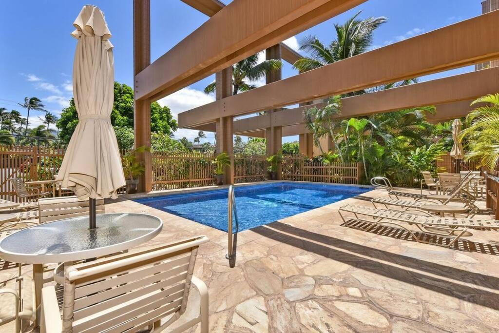 Bazén v ubytování Kaleialoha 413- Remodeled Top floor and direct oceanfront views nebo v jeho okolí