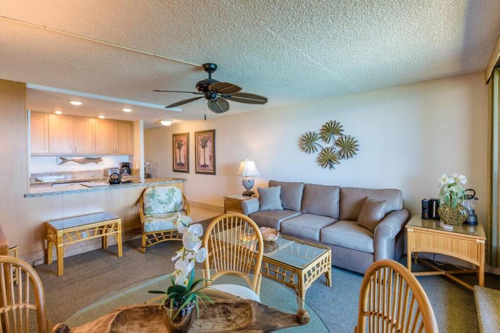 Posezení v ubytování Kaleialoha 413- Remodeled Top floor and direct oceanfront views