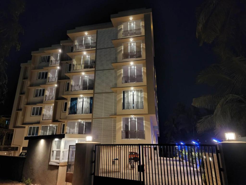 um edifício alto à noite com luzes acesas em MYKA SD ZANITA HEIGHTS em Vasco Da Gama