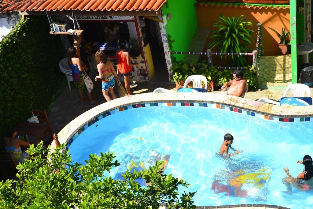 grupa ludzi w basenie w obiekcie Papagaio Hostel & Pousada w mieście Morro de São Paulo
