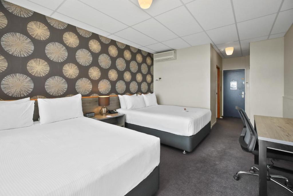 Ένα ή περισσότερα κρεβάτια σε δωμάτιο στο Heartland Ambassador Hotel Hamilton