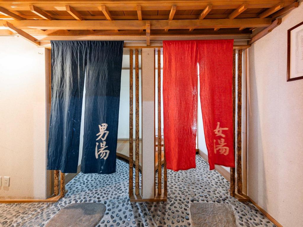 Postel nebo postele na pokoji v ubytování Fuji Sakura Onsen Ryokan