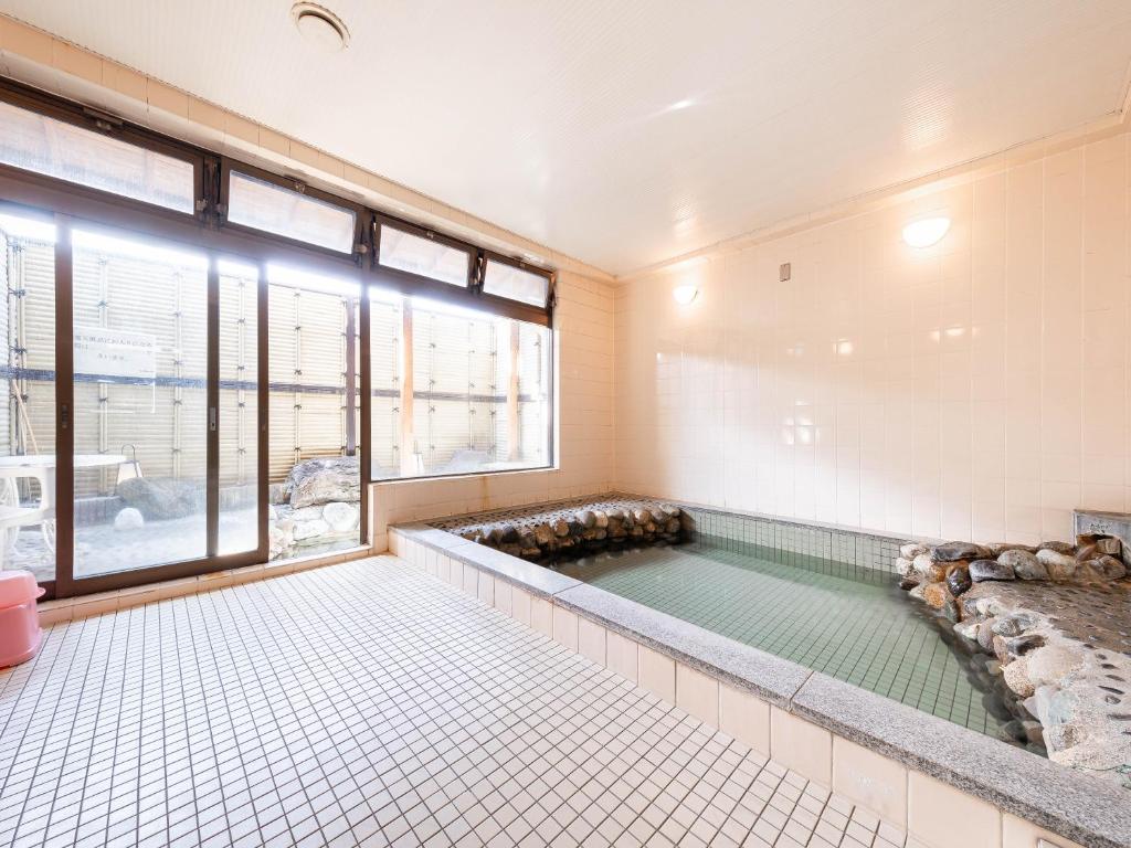 Postel nebo postele na pokoji v ubytování Fuji Sakura Onsen Ryokan