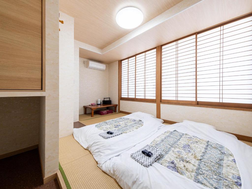 Postel nebo postele na pokoji v ubytování Fuji Sakura Onsen Ryokan