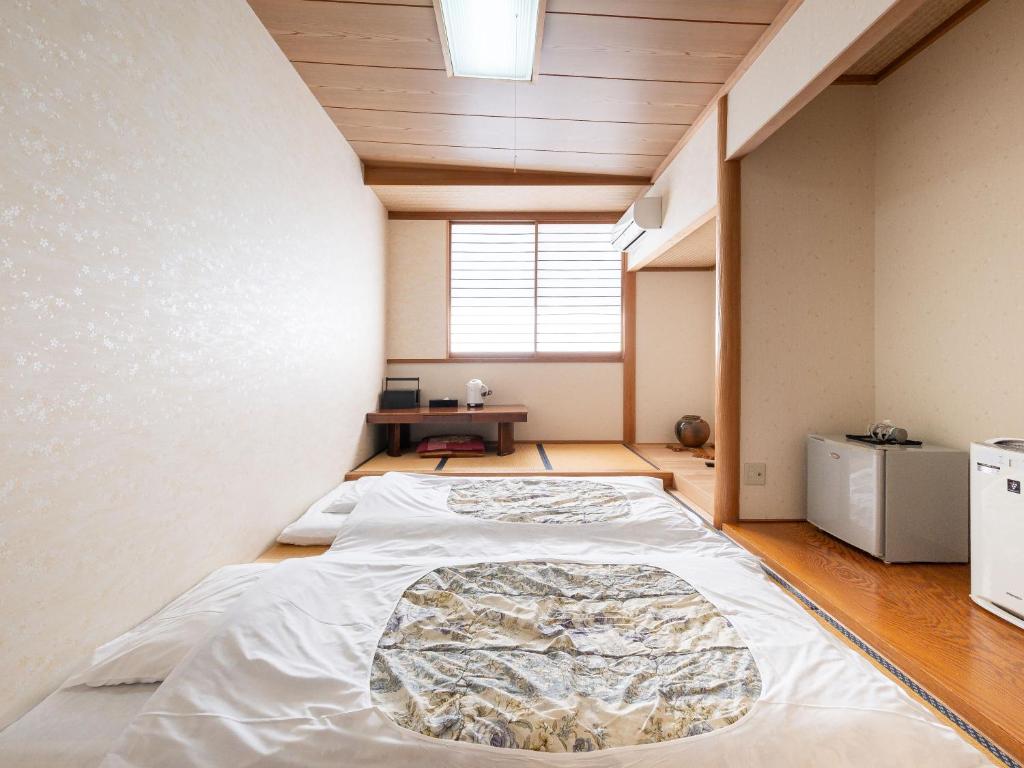 Postel nebo postele na pokoji v ubytování Fuji Sakura Onsen Ryokan