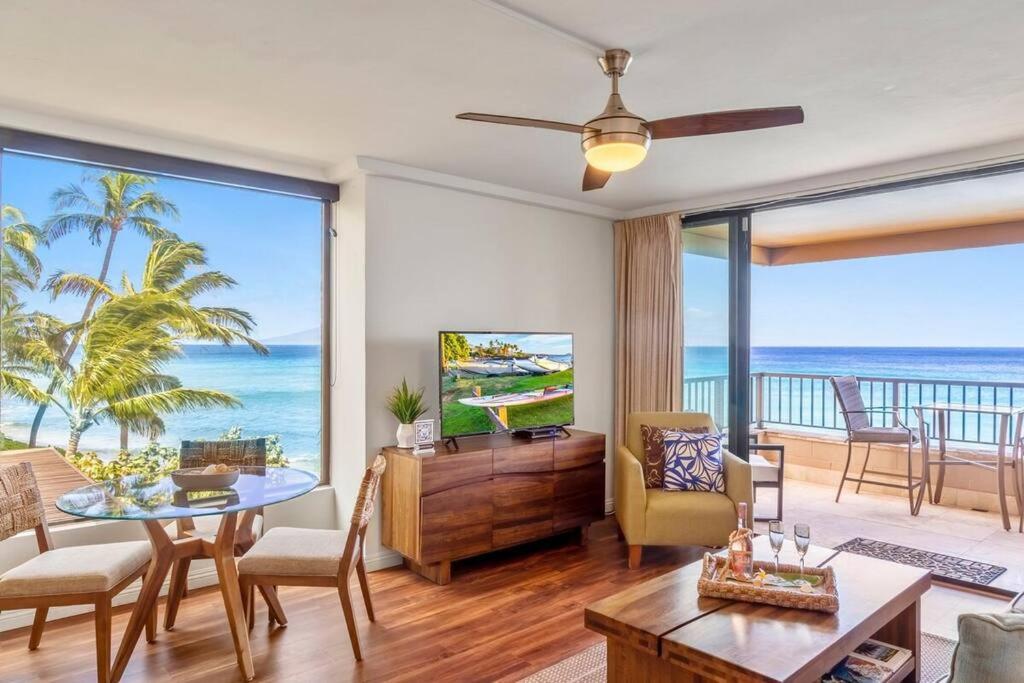 uma sala de estar com vista para o oceano em Maui Kai 301- Stunning Oceanfront Corner Condo at North Kaanapali Beach em Kahana
