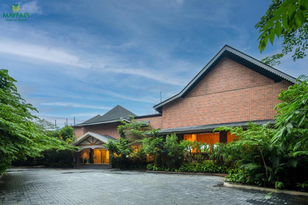 古瓦哈提Mayfair Spring Valley Resort Guwahati的一栋前面有砖砌车道的房子