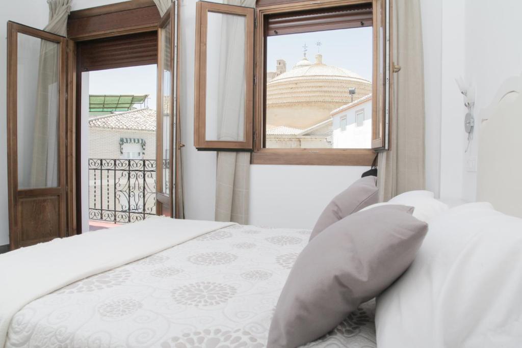 un dormitorio con una cama y una ventana en Monteftur, en Montefrío