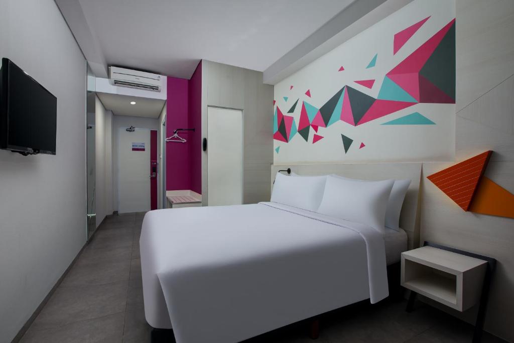 Postel nebo postele na pokoji v ubytování favehotel Madiun