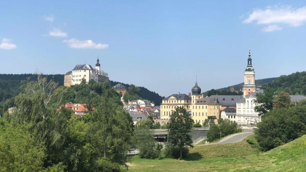 uma vista para uma cidade com edifícios numa colina em Ferienwohnung über Greiz em Greiz