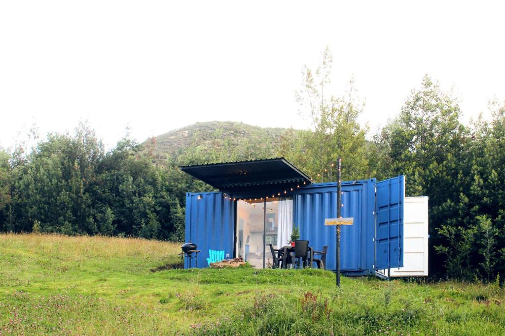 un cobertizo azul con una mesa en un campo en Libre Camp Azul, en Nemocón
