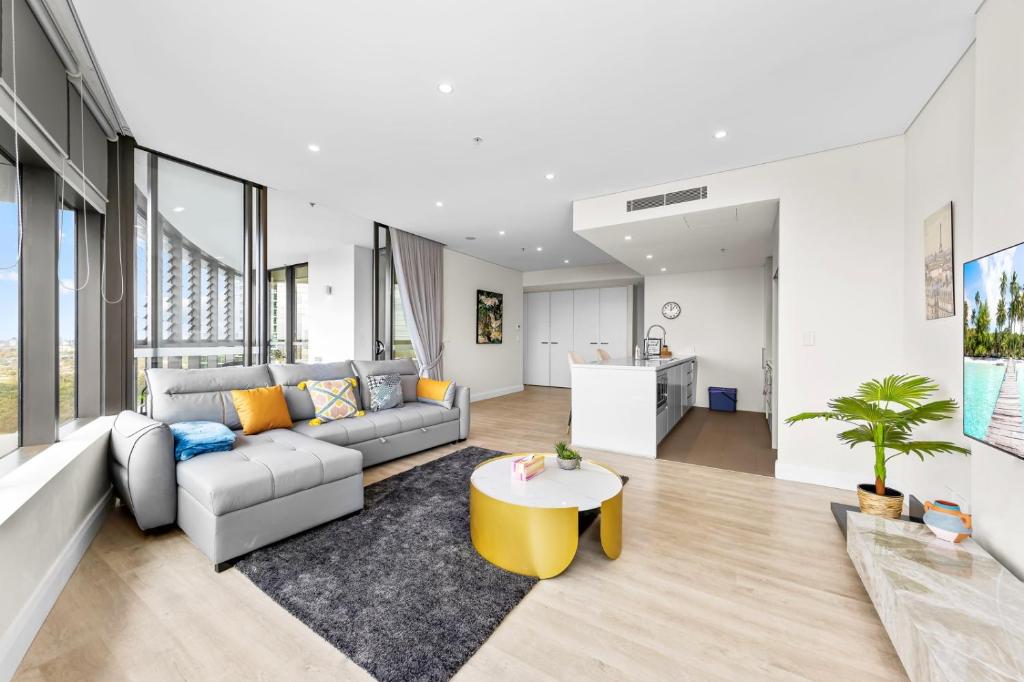 een woonkamer met een bank en een tafel bij Amazing city view high level Apt in Sydney