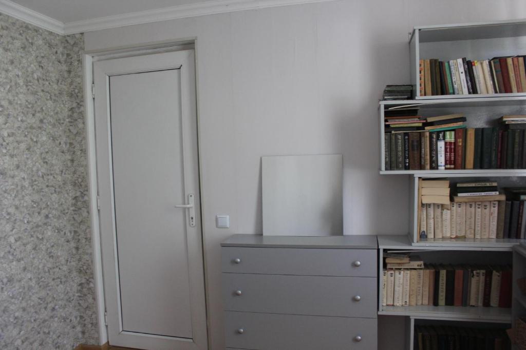Knihovna v apartmánu