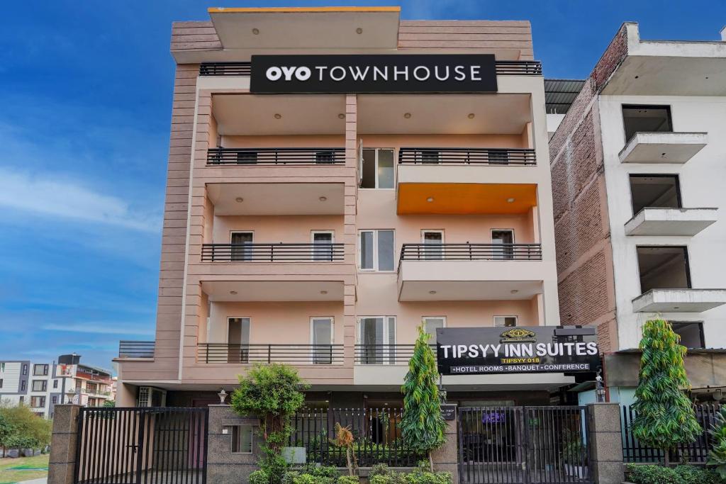 um edifício de apartamentos com as palavras Oxytownswick em Townhouse Sector Near Bestech Central Square Mall em Gurgaon