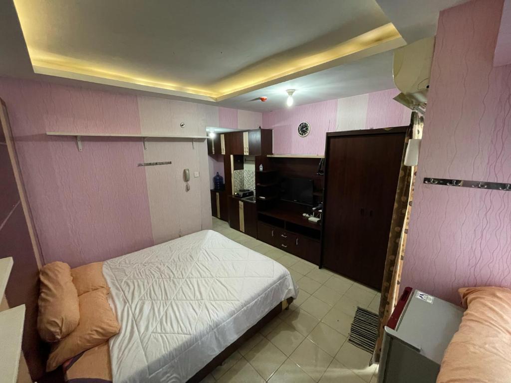 Kleines Zimmer mit einem Bett und einer Küche in der Unterkunft Highlander Apartemen Centro City in Jakarta