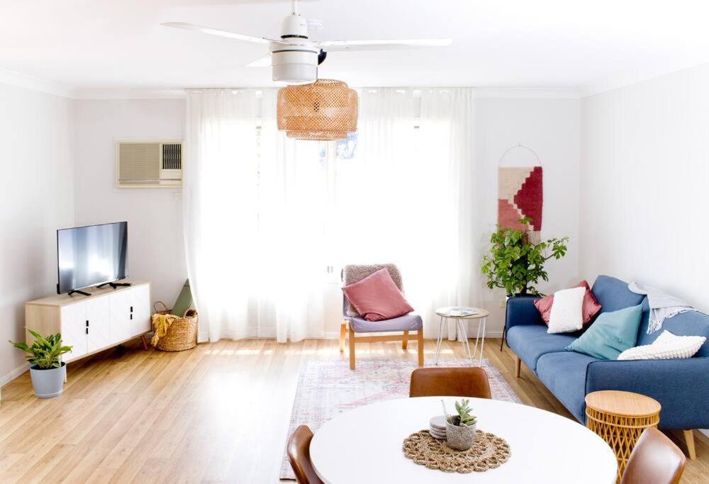 sala de estar con sofá azul y mesa en Spacious Two-Bedroom Retreat, en Ipswich