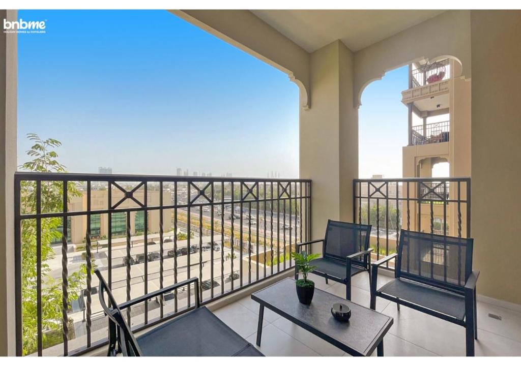 een balkon met 2 stoelen en een tafel bij bnbmehomes - Access to Madinat Jumeirah Living - 404 in Dubai