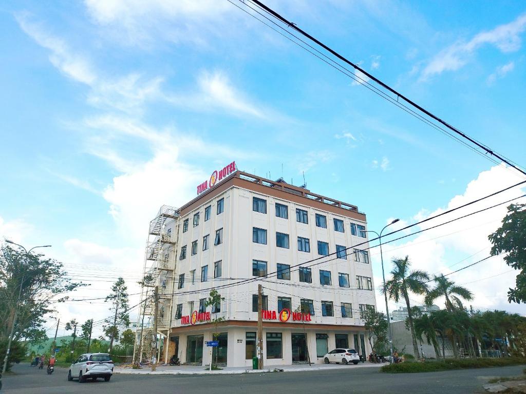 un edificio blanco con una señal roja encima en khách sạn tina 5, en Can Tho