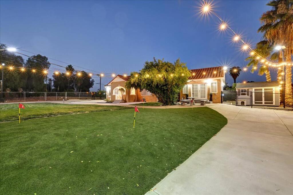una casa con un patio con césped verde en Family/Pet friendly home-Redlands-CA, en Redlands
