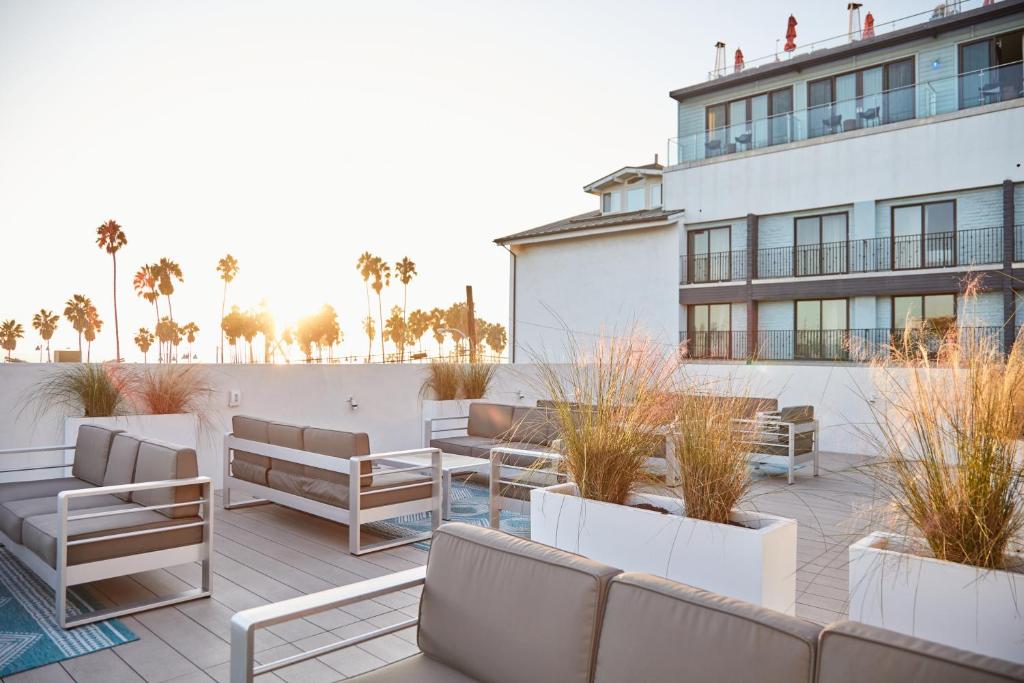 un patio con sofás y plantas frente a un edificio en The Redline Venice en Los Ángeles