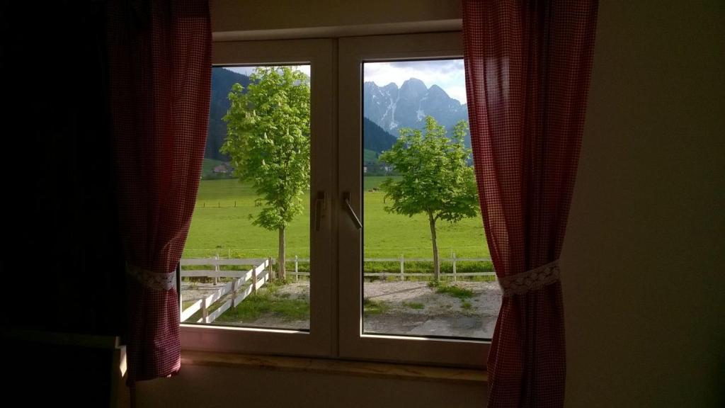 ein Fenster mit Bergblick in der Unterkunft De Jutter Edelweiss in Gosau