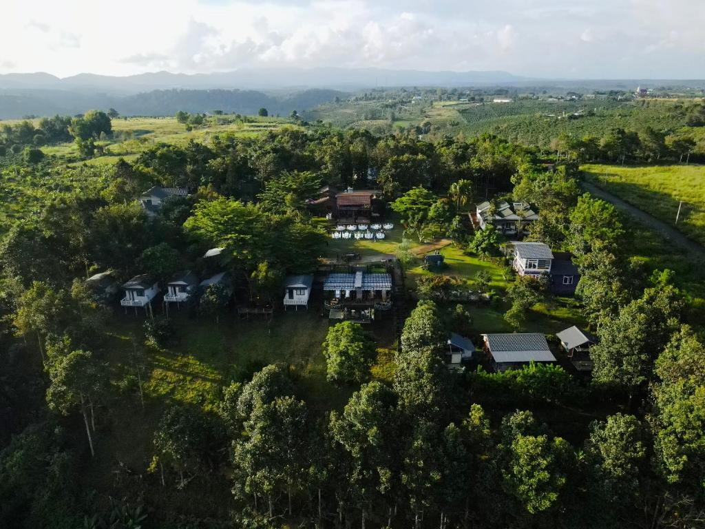 une vue aérienne sur une maison dans un champ dans l'établissement JE T'AIME VILLA - Khu nghỉ dưỡng nhà vườn nằm giữa thiên nhiên bao la hoa cỏ, à Bảo Lộc