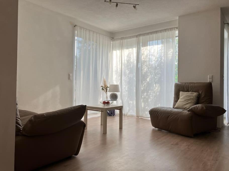 sala de estar con sofá y mesa en Helle & ruhige Wohnung in Neu-Ulm en Neu-Ulm